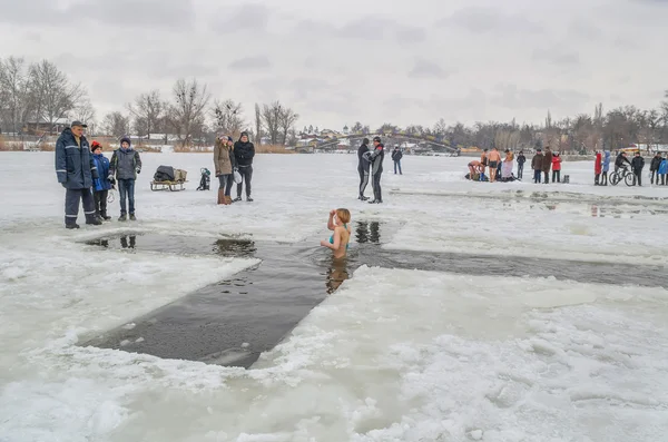 Deliğe banyo. Epiphany.People Samara kışın nehirde yıkanmak. Şehir Tula Dnipropetrovsk bölgesi 19 Ocak 2016