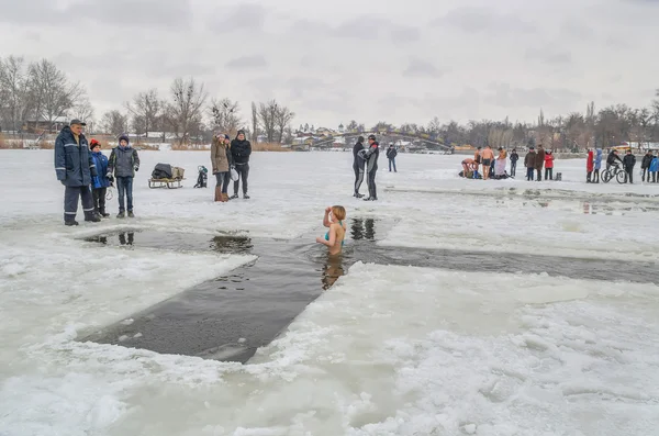 Bañarse en el agujero. Epifanía.La gente se baña en el río en invierno Samara. Ciudad Novomoskovsk región de Dnipropetrovsk enero 19, 2016 — Foto de Stock