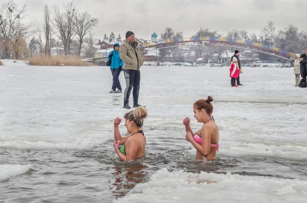 Fare il bagno nel buco nella festa religiosa Epifania. Emozioni, coraggio, coraggio. La gente si bagna nel fiume in inverno Samara. Città Novomoskovsk regione Dnipropetrovsk 19 gennaio 2016 — Foto Stock