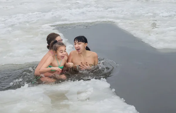 Meisje, kind, badend in de rivier in de winter, in het gat met volwassenen. De christelijke feestdag van Epiphany. Mensen Baden in de rivier in de winter Samara. Stad Novomoskovsk Dnjepropetrovsk regio, 19 januari 2016 — Stockfoto