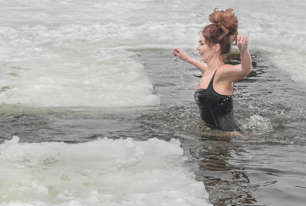 Kadın nehirde kışın banyo yaptım. Epiphany Hıristiyan tatil. Nehre kışın yüzmeye. Sağlıklı bir yaşam tarzı. İnsanlar nehre kış Samara şehir Tula Dnipropetrovsk bölgesi 19 Ocak 2016 yıkayın