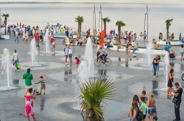 Odessa, Langeron. İnsanlar denize yakın sahildeki sakin ol. Kentsel peyzaj. Odessa, 19 Temmuz 2015