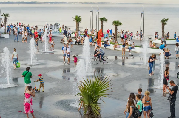 Одесса, Ланжерон. Люди отдыхают на набережной у моря. Городской пейзаж. Одесса, 19 июля 2015 г. — стоковое фото