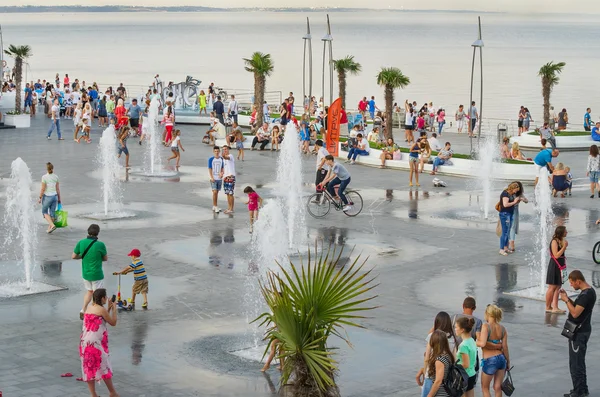 Odessa, Langeron. As pessoas relaxam à beira-mar perto do mar. Paisagem urbana. Odessa, 19 de julho de 2015 Imagem De Stock