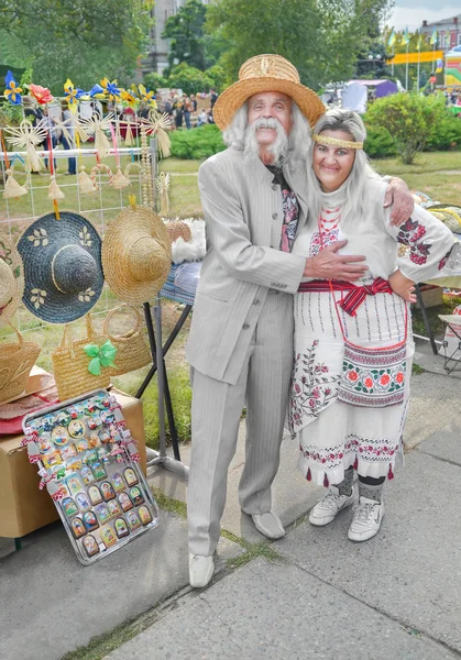 Familie, twee oudere mensen in de Oekraïense nationale kostuums. Novomoskovsk, Dnjepropetrovsk regio, 27 september 2014 — Stockfoto