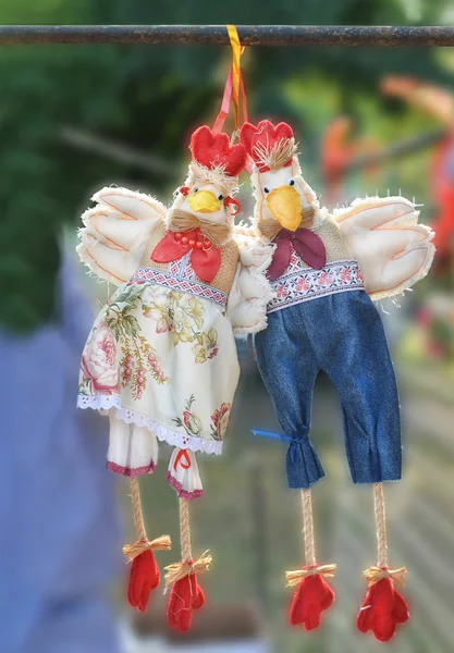 Игрушки, сувениры. На ярмарке продаются курица и петух в национальной украинской одежде. Новомосковск, Днепропетровская область 27 сентября 2014 года — стоковое фото