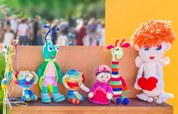 Poupées tricotées colorées, jouets sont sur l'étagère. Vente équitable . Photo De Stock