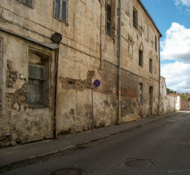 Kalitesiz duvarları ve kırık camları olan eski bir ev. Litvanya 'nın Vilnius şehrinin bir caddesinde..
