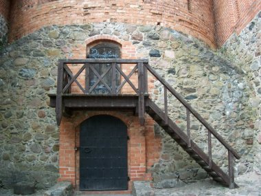 Eski bir kule, bir kapı ve ona giden bir merdiven. Trakai, Litvanya.