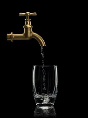 Filling by water of a glass from brass faucet