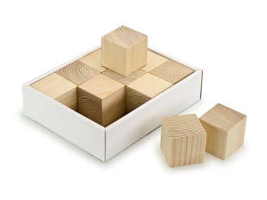 Bir karton kutu içinde bir ağaçtan küpleri