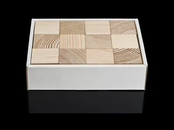 Cubos de uma árvore em uma caixa de papelão — Fotografia de Stock