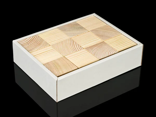 Bir karton kutu içinde bir ağaçtan küpleri