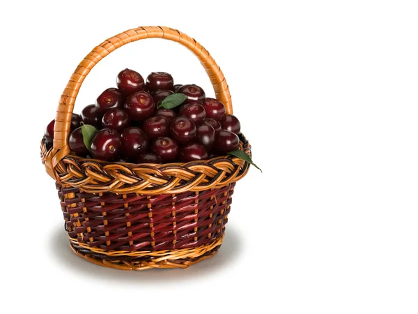 Cherry gröda i en korg — Stockfoto
