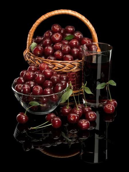 Вишневый сок и вишневые ягоды в корзине — стоковое фото
