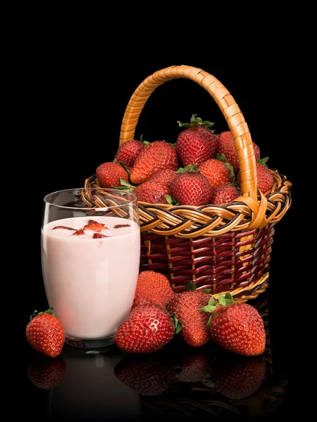 Strawberry yoghurt and basket with wild strawberry berries — Stock Photo, Image