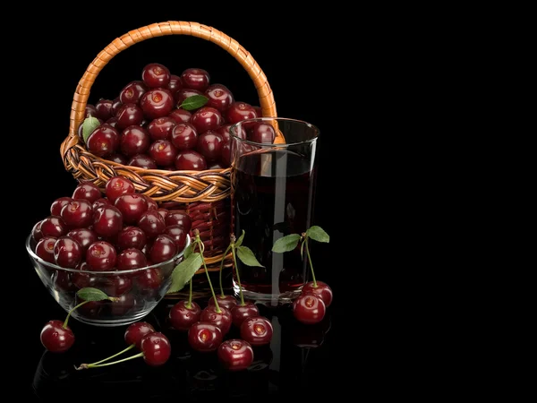 Cherry šťáva a třešňových plodů v košíku — Stock fotografie