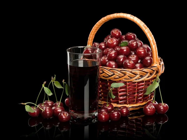 Вишневый сок и вишневые ягоды в корзине — стоковое фото