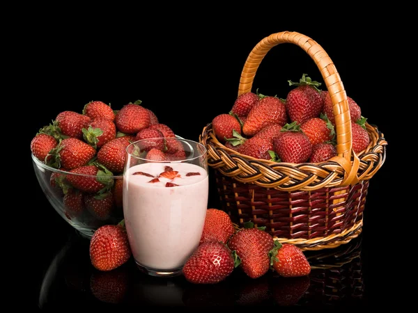 Fruit yoghurt and basket with a strawberry — Stock Photo, Image