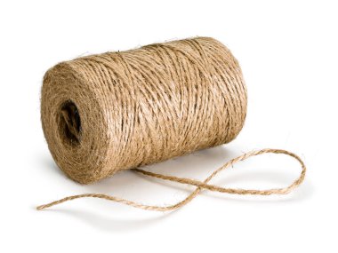 Hank of jute sicim yalan beyaz üzerinde yatay olarak izole edilir.