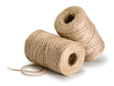 İki hanks jute sicim beyaz üzerinde izole edilir.