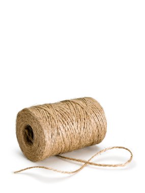 Hank of jute sicim yalan beyaz üzerinde yatay olarak izole edilir.