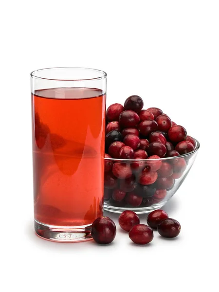 用红莓汁和盛满红莓的玻璃瓶制成的杯子 在白色的环境中被分离出来 图库照片