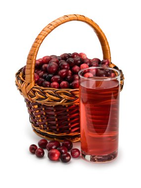 Kızılcık ile doldurulmuş bir çubuktan sepet boyası ve kızılcık suyuyla izole edilmiş bir bardak.