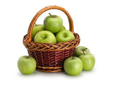 Gıdak sepetindeki yeşil elmalar beyaz üzerinde izole edilmiş.
