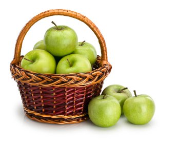 Gıdak sepetindeki yeşil elmalar beyaz üzerinde izole edilmiş.