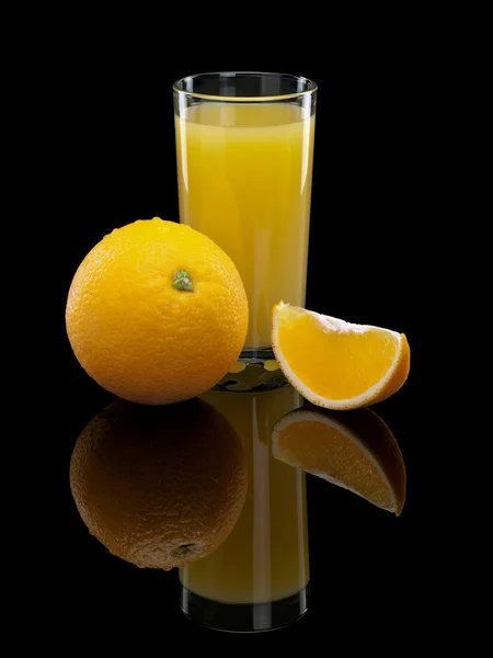 Glas Orangensaft mit Früchten — Stockfoto
