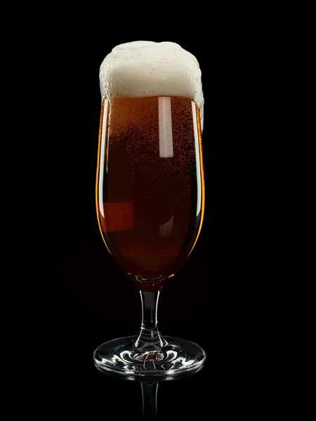 Glas mit schäumendem Bier — Stockfoto