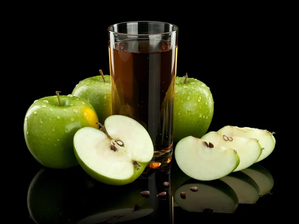 Tres manzanas verdes y vaso de jugo — Foto de Stock