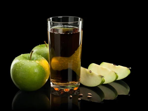 Duas maçãs verdes, suco e três partes de uma maçã — Fotografia de Stock