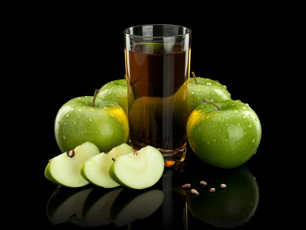 Cuatro manzanas verdes y vaso de jugo — Foto de Stock