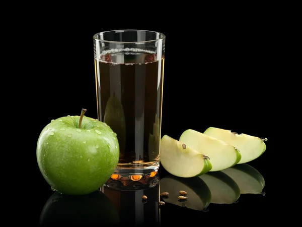 Manzana verde, vaso de jugo y tres partes de una manzana — Foto de Stock