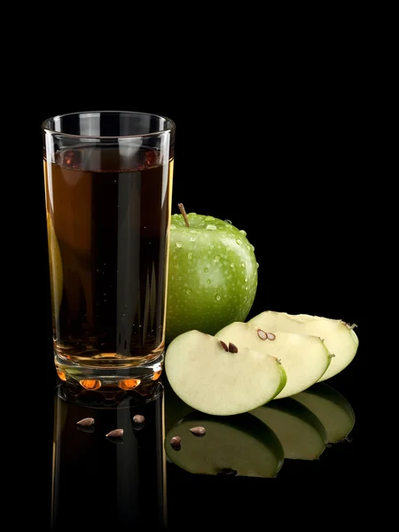 Groene appel, glas sap en drie delen van een appel Rechtenvrije Stockfoto's