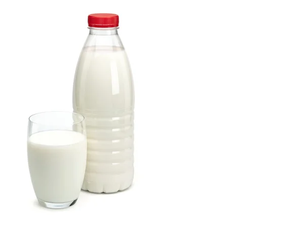 Bir plastik şişe ve bardak süt