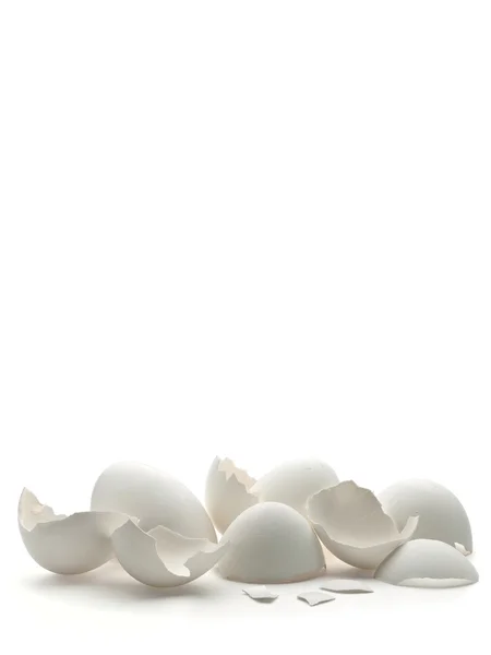 Branco, casca de ovo em um fundo branco — Fotografia de Stock