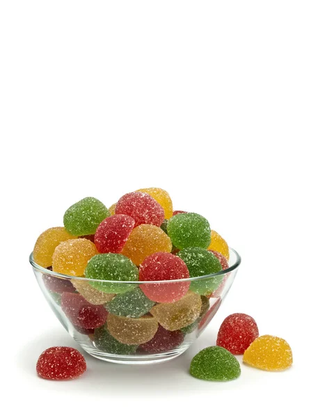 Стеклянная ваза с разноцветными фруктовыми конфетами — стоковое фото