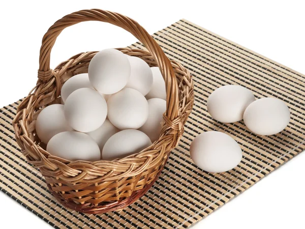 Sepetteki beyaz yumurtalar