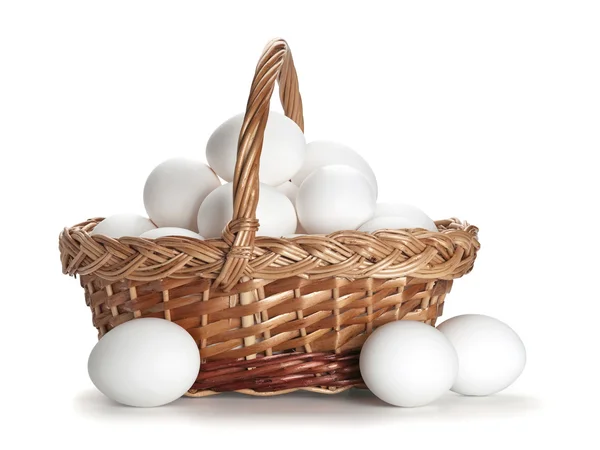 Cesta llena de huevos blancos —  Fotos de Stock