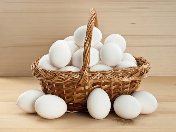 Mand met eieren op een houten tafel Rechtenvrije Stockafbeeldingen