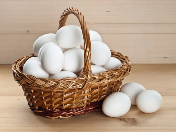 Mand met eieren op een houten tafel Rechtenvrije Stockfoto's