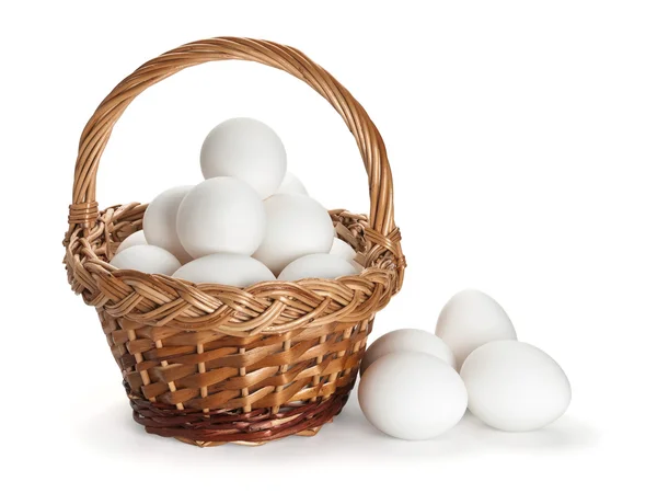 Sepet beyaz yumurta dolu