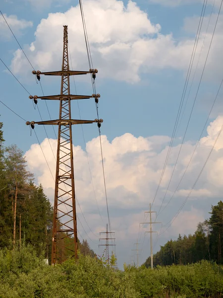 Hoog-voltage transmissielijn — Stockfoto