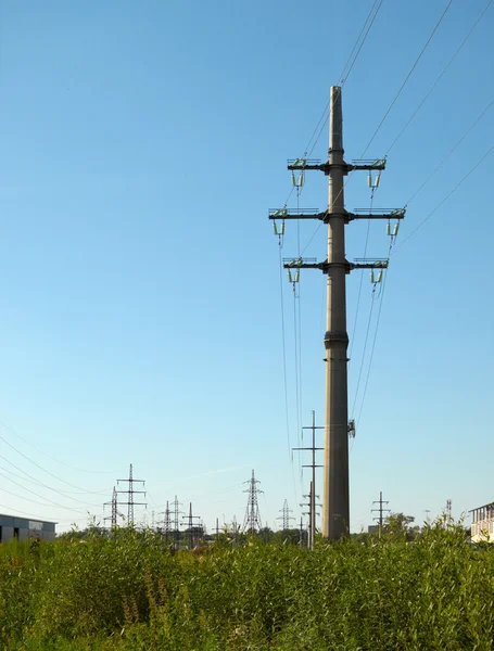 高电压输电线路 — 图库照片
