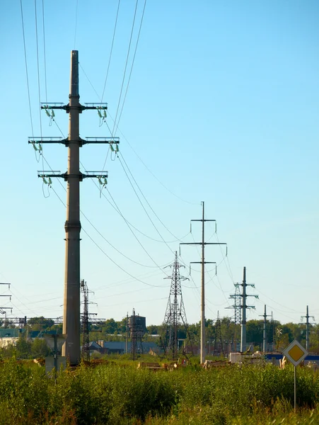 Hoog-voltage transmissielijn — Stockfoto