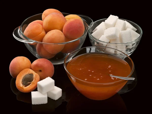 Albaricoques, mermelada, azúcar en artículos de vidrio — Foto de Stock