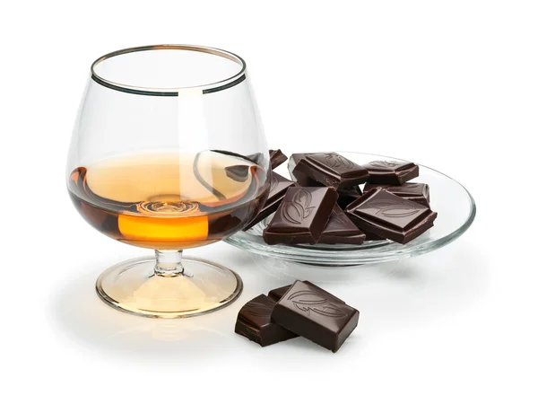 Chocolade en cognac in glaswerk die het is geïsoleerd op wit Stockafbeelding